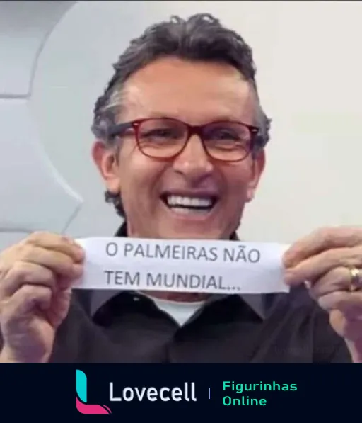 Homem sorrindo segurando papel com frase 'O Palmeiras não tem mundial' em tom de provocação divertida entre torcedores