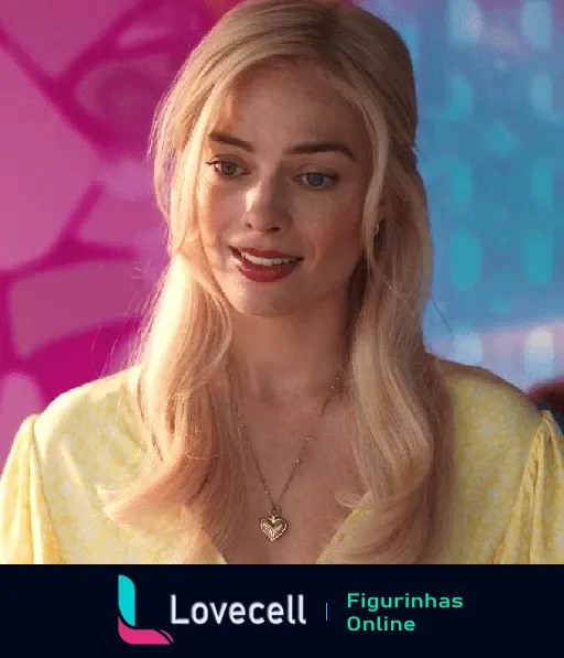 Figurinha de Margot Robbie como Barbie, com um sorriso amável, cabelo loiro, vestido amarelo e colar delicado.