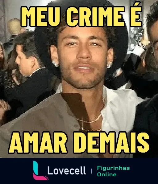 Um homem com cabelo ondulado e chapéu preto sorri em um evento. O texto amarelo com contorno preto diz: 'MEU CRIME É AMAR DEMAIS'.