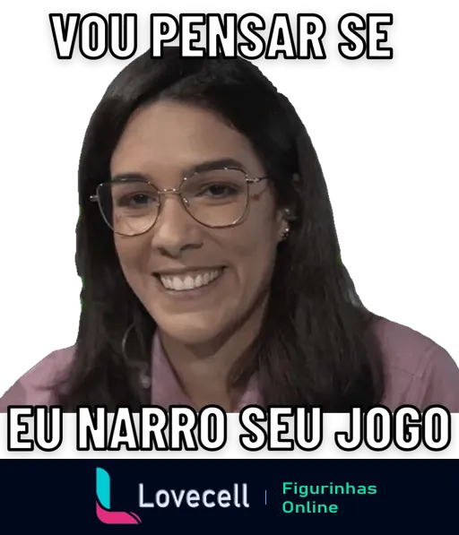 Renata Silveira sorrindo com uma camisa rosa e óculos de grau em um estúdio, com o texto 'Vou pensar se eu narro seu jogo'