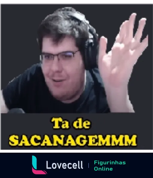 Homem com óculos e camiseta preta fazendo gesto de surpresa e incredulidade com a mão, com a frase 'Tá de SACANAGEMMM' em letras brancas na parte inferior