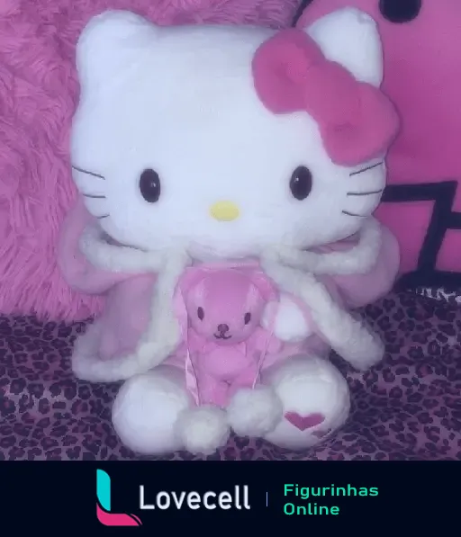 Hello Kitty segurando um ursinho rosa, envolvida em detalhes fofos e acolhedores, com fundo temático de pelúcia rosa e estampa de leopardo.