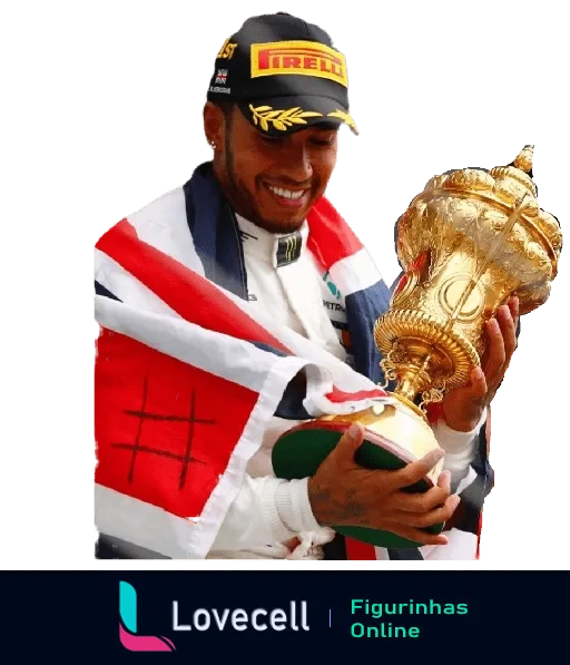 Lewis Hamilton sorrindo, segurando um troféu dourado e vestindo uma bandeira, com boné amarelo da Pirelli e fazendo gesto de vitória