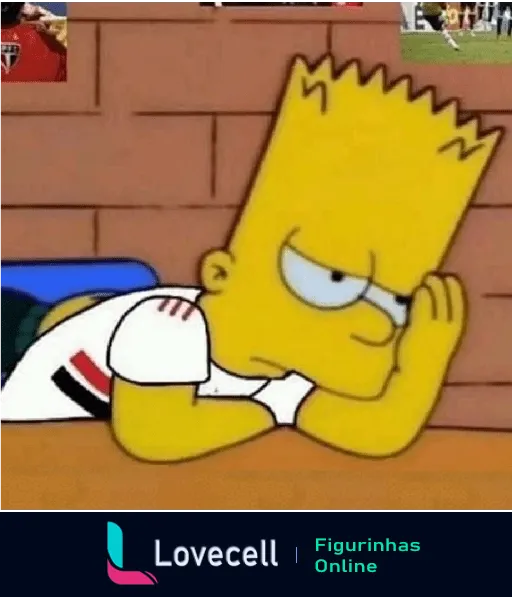 Figurinha do Bart Simpson desanimado, encostado em uma parede de tijolos, vestindo camiseta branca com logotipo de bandeira, ao ar livre parecendo observar algo distante.