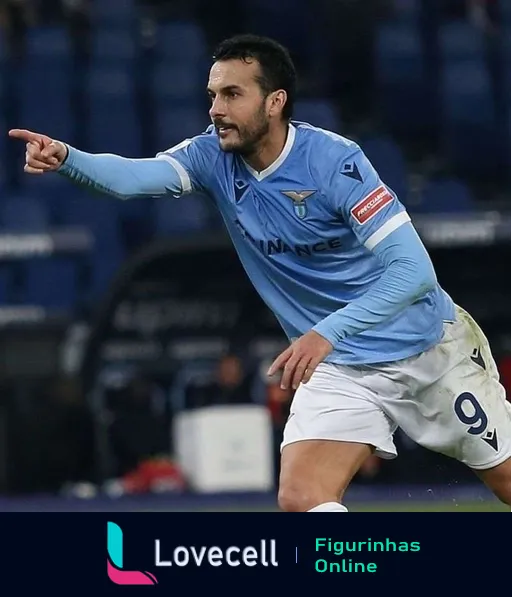 Jogador da Lazio vestindo uniforme azul claro em campo, apontando para frente durante jogo, com logotipo 'Lazio Finance' no uniforme