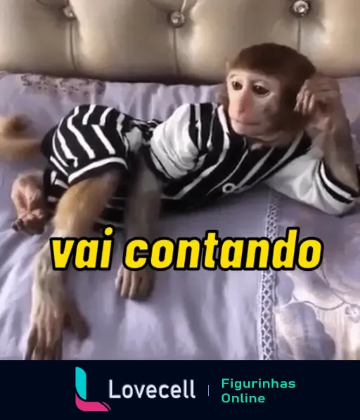 Macaco deitado relaxadamente em uma cama, vestindo roupa de listras, com texto 'vai contando' sobreposto.