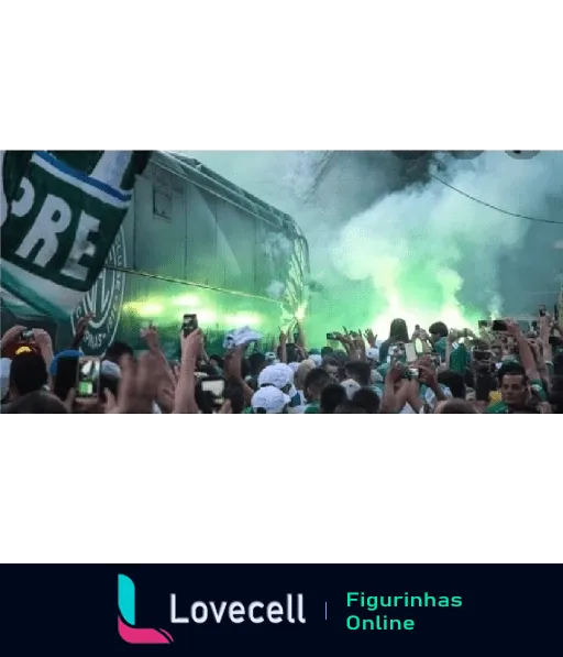 Torcida do Guarani celebrando com sinalizadores verdes em jogo de futebol, mostrando aglomeração e atmosfera festiva