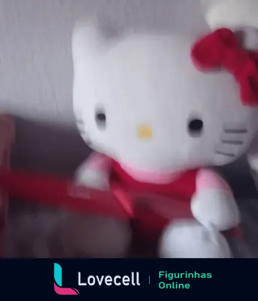 Uma pelúcia da personagem Hello Kitty vestida com uma roupa vermelha e um laço vermelho na cabeça.