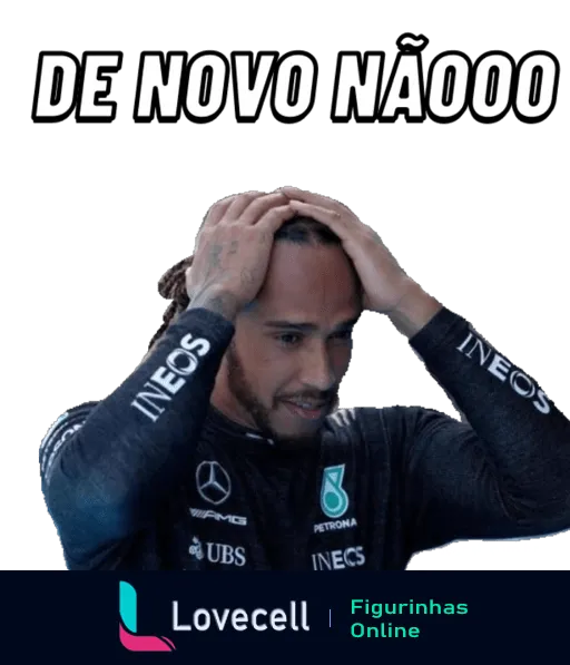 Figurinha de Lewis Hamilton com uniforme da Mercedes, mãos na cabeça, expressando desespero, com texto 'DE NOVO NÃOOO' indicando frustração