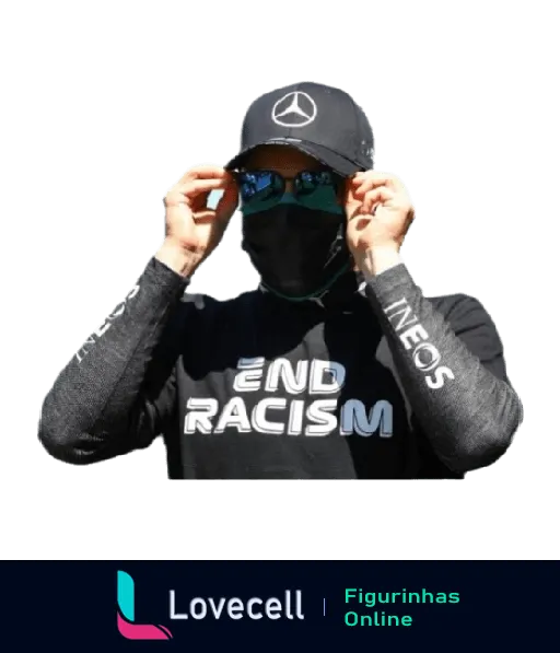 Lewis Hamilton ajustando óculos de sol, vestindo máscara preta e boné da Mercedes, com camiseta 'END RACISM' e logo da INEOS