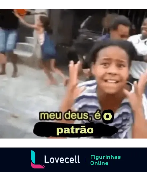 Figurinha de deboche engraçada com criança surpresa dizendo 'meu deus é o patrão', representando choque e exagero.