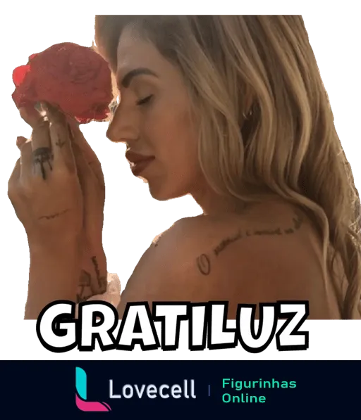 Dayanne Feitoza apreciando delicadamente uma grande flor vermelha, em um momento de contemplação e prazer