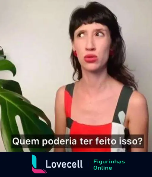 Figurinha de mulher com expressão confusa e cética, blusa listrada vermelha e preta, em ambiente doméstico com planta ao fundo, perguntando 'Quem poderia ter feito isso?'