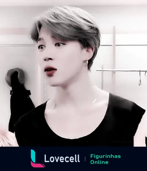 Imagem estilizada de Jimin em close-up, com expressão surpresa e delicadeza. Popstar, cabelo platinado e camiseta preta.