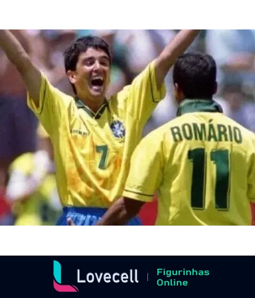 Dois jogadores da Seleção Brasileira de futebol comemorando um gol, com o jogador de camisa número 7 levantando os braços em júbilo e o de número 11 se aproximando para celebrar juntos