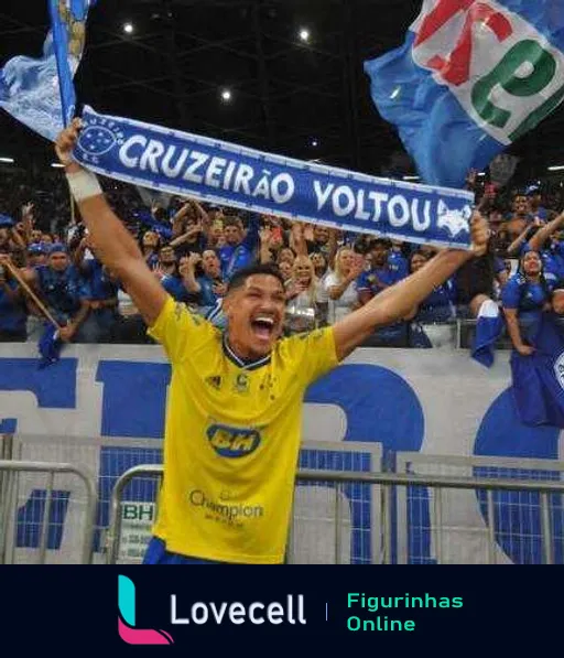 Torcedor do Cruzeiro com camisa amarela e azul celebra no estádio segurando faixa com 'CRUZEIRÃO VOLTOU'