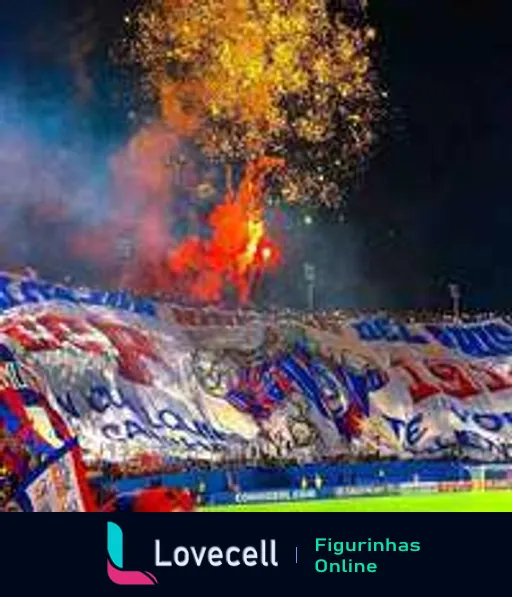 Torcida do Cerro Porteño com faixas azuis e brancas, chama laranja e fogos de artifício em jogo noturno