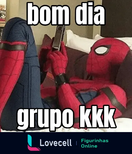 Homem Aranha deitado na cama usando o celular com texto 'bom dia grupo kkk'. Um meme engraçado para iniciar o dia com bom humor.