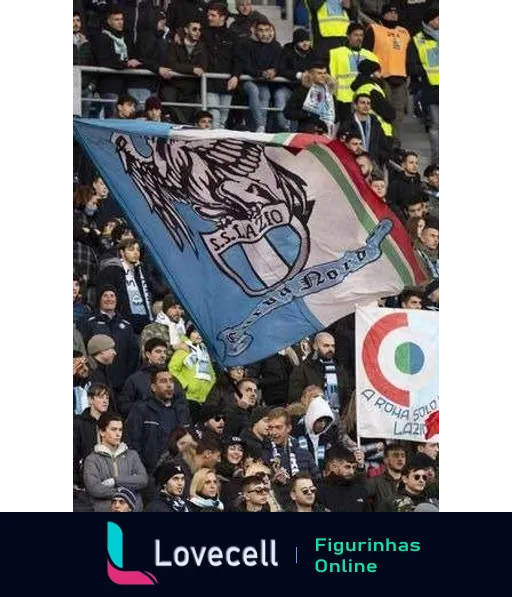 Torcedores da Lazio no estádio com bandeiras, uma com águia e texto 'SS Lazio', outra com 'A Roma Solo La Lazio'