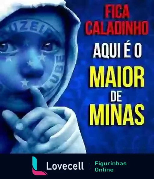 Figurinha de torcedor do Cruzeiro fazendo sinal de silêncio, com capuz e rosto parcialmente coberto, fundo azul com texto 'Aqui é o Maior de Minas'