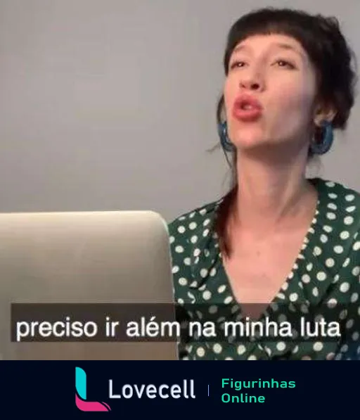 Figurinha com mulher de cabelos curtos e brincos grandes sentada em frente a um laptop, expressando determinação e foco com a frase 'preciso ir além na minha luta'.