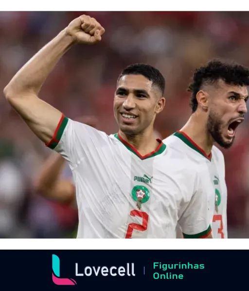 Dois jogadores marroquinos comemorando vitória no campo de futebol, com uniformes brancos e detalhes verdes, um deles levantando o punho em sinal de triunfo