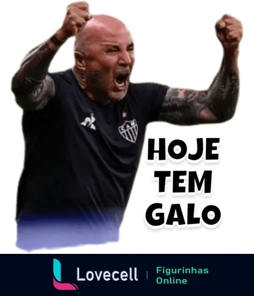 Homem entusiasmado com punhos cerrados e gritando, com tatuagens visíveis, comemorando evento esportivo do Atlético MG, frase 'HOJE TEM GALO' em destaque