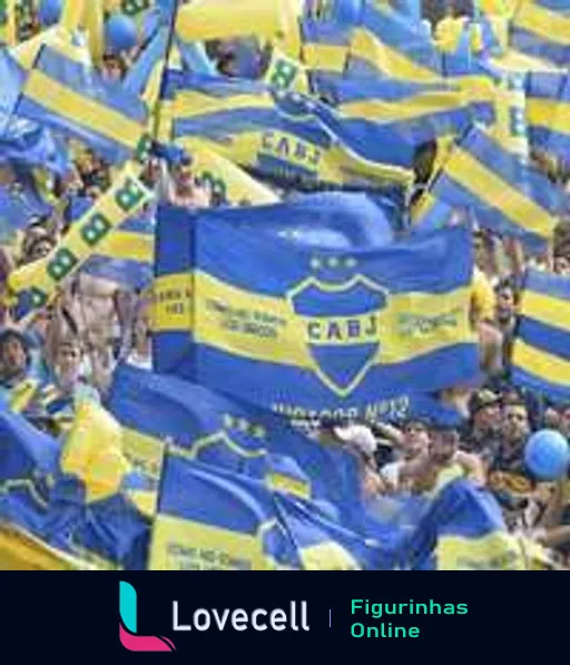 Torcida do Boca Juniors em estádio com bandeiras azuis e amarelas agitadas, destaque para bandeira grande com escudo e inscrição 'CABJ'