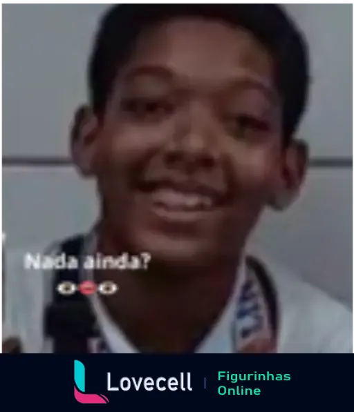 Um menino sorridente com medalhas ao redor do pescoço, perguntando 'Nada ainda?' com emojis de olho e lábio. Fundo neutro.