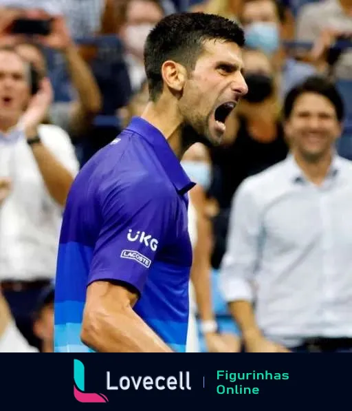 Novak Djokovic comemorando vitória em quadra, vestido com camisa azul UKG e Lacoste, gritando em triunfo com público aplaudindo ao fundo