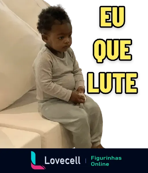 Menino sentado em um sofá com expressão séria e desanimada, vestido em roupa cinza. Texto na imagem: Eu Que Lute.