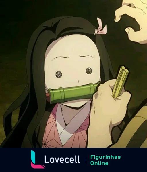 Imagem animada da Kamado Nezuko, personagem de anime, com expressão surpresa e um pedaço de bambu na boca.