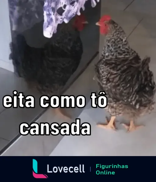 Galinha refletida no espelho aparentando estar cansada com a frase 'eita como tô cansada' escrita abaixo.