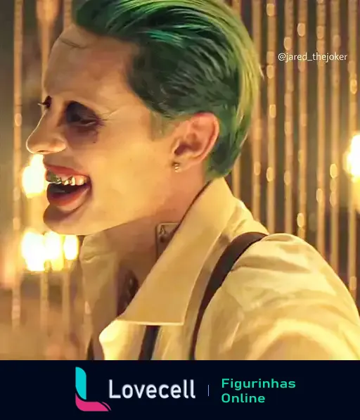 Coringa sorridente interpretado por Jared Leto, com cabelo verde e maquiagem característica, iluminado por luzes brilhantes. Título: 'Coringa sorridente de Jared Leto'.