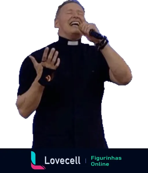 Padre Marcelo Rossi cantando alegremente com microfone, vestido com batina preta, expressando felicidade e fé