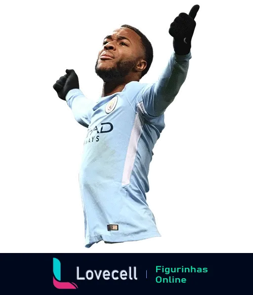 Jogador do Manchester City celebrando gol apontando para o céu com uniforme azul claro