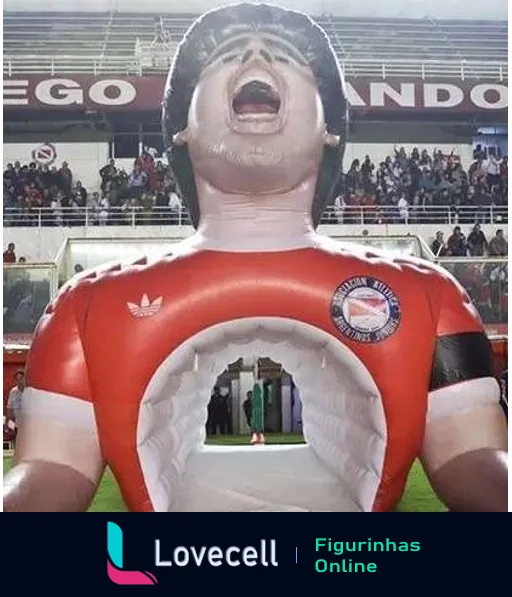 Boneco inflável gigante de torcedor do Argentinos Juniors com camiseta do time, boca aberta em empolgação, no estádio