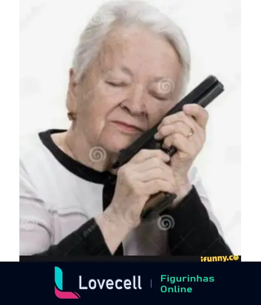 Imagem de uma mulher idosa com cabelos grisalhos, segurando uma arma com expressão de carinho, em fundo branco. Título: 'ifunny: Avó com a arma'. Tags: 'ifunny, engraçado, meme, avó com arma, fingindo carinho com arma'.