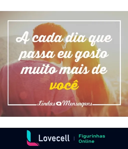 Figurinha de casal abraçado de costas com filtro romântico e frase 'A cada dia que passa eu gosto muito mais de você' de Lindas Mensagens