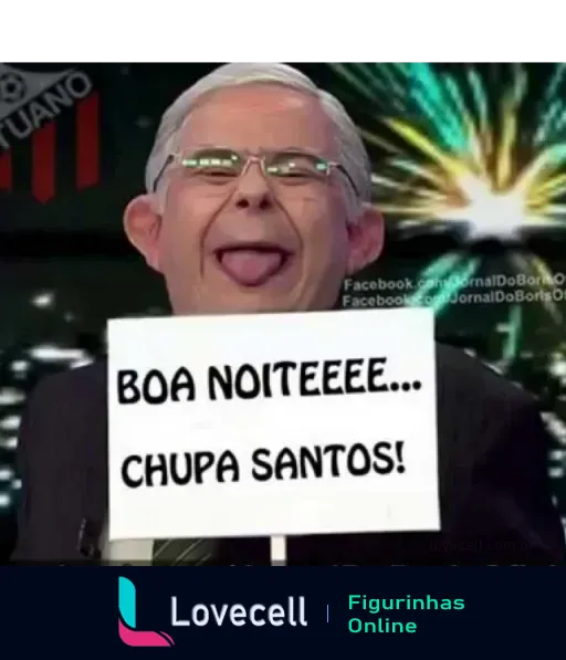 Homem de cabelos brancos com óculos mostrando a língua e segurando cartaz escrito 'Boa noiteeee... Chupa Santos!' com fogos de artifício e logos do Atlético e Botafogo ao fundo