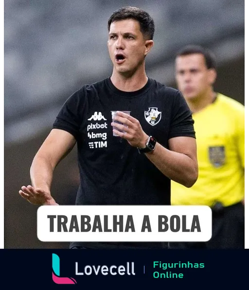 Técnico de futebol orientando jogadores em campo, vestindo camisa preta com logos da Pixbet e BMG, expressão séria e gestos decididos