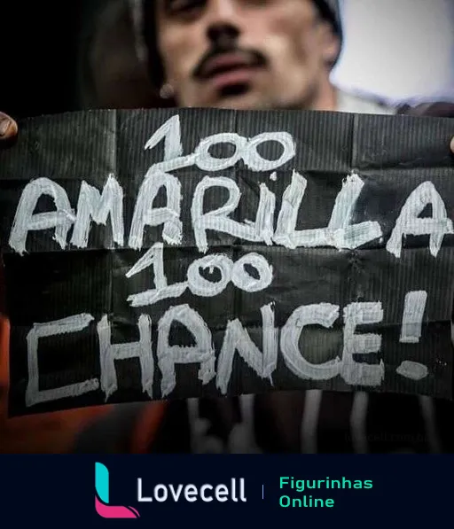 Homem segurando cartaz com frase '100 Amarilla 100 Chance' em letras brancas sobre fundo preto, relacionado ao futebol