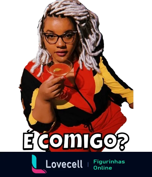 Jamile Godoy intrigada segurando uma taça de coquetel, com óculos, cabelos brancos e pretos presos, vestindo blusa colorida, com texto 'É COMIGO?' expressando surpresa ou questionamento