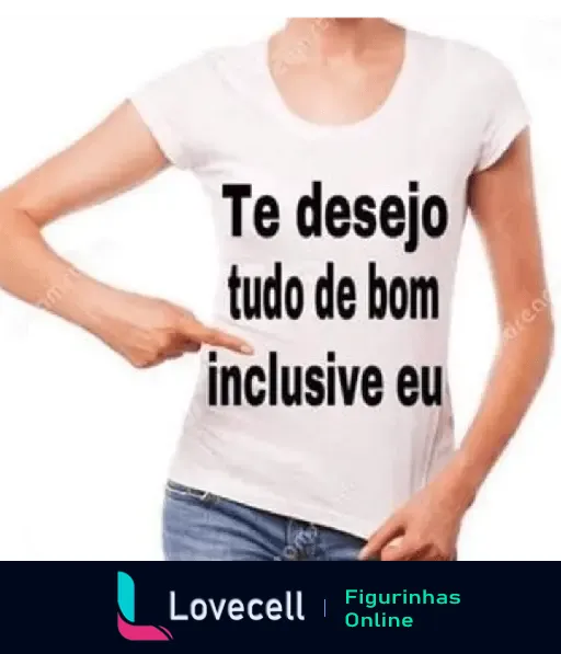 Pessoa usando uma camiseta branca com a frase 'Te desejo tudo de bom inclusive eu', apontando para si mesma de forma divertida e ousada.