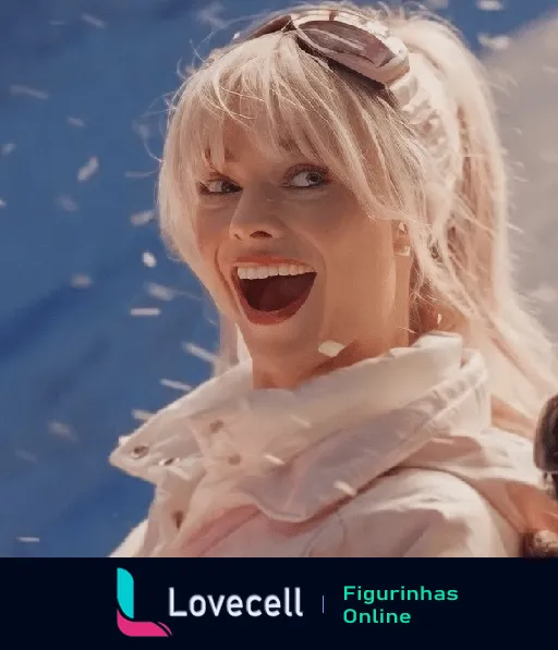 Margot Robbie caracterizada como Barbie, sorrindo feliz, com cabelo loiro e óculos na cabeça, em um ambiente festivo.