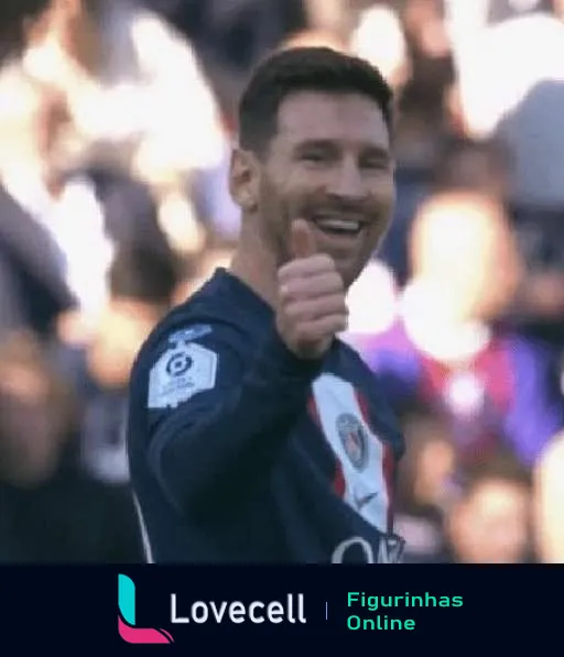 Figurinha de Lionel Messi aprovando com o polegar para cima, sorridente, vestindo o uniforme do PSG em um estádio