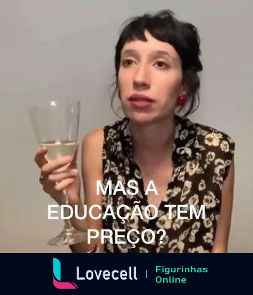 Mulher pensativa segurando taça de vinho e vestindo vestido floral questiona sobre o valor da educação