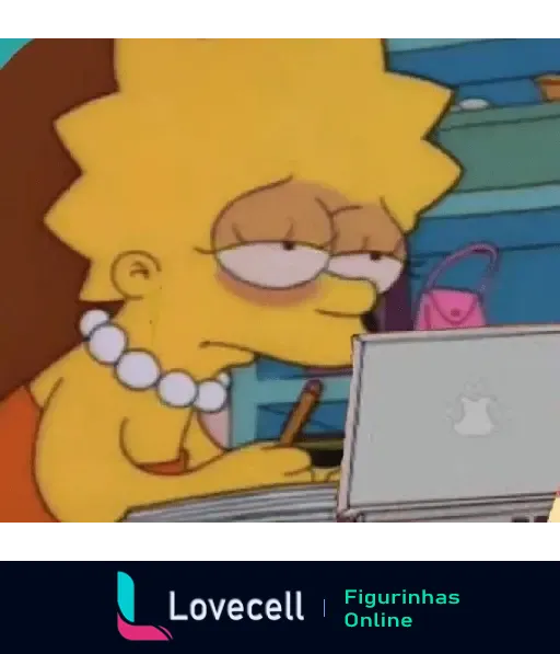 Lisa Simpson, visivelmente cansada, usando colar de pérolas, escreve com expressão triste enquanto observa um laptop aberto, expressão de tristeza.