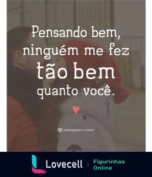 Casal abraçado com texto emocionante 'Pensando bem, ninguém me fez tão bem quanto você', coração vermelho ao fundo