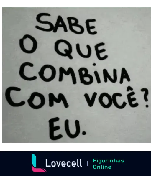 Figurinha de WhatsApp da pasta APAIXONADOS com a frase 'Sabe o que combina com você? Eu.' em fundo cinza, perfeita para expressar sentimentos românticos.